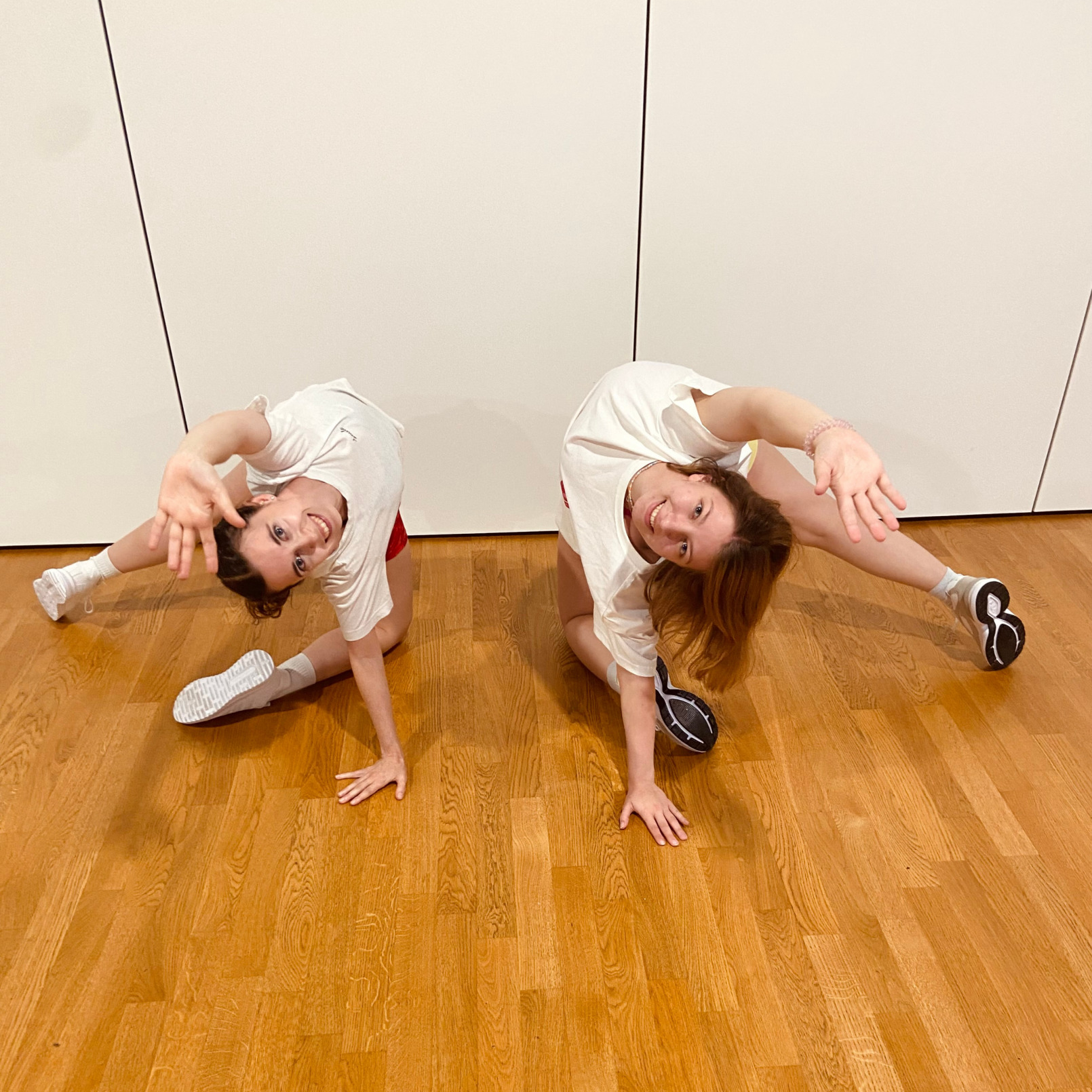 2 Tänzerinnen in einer Pose am Boden